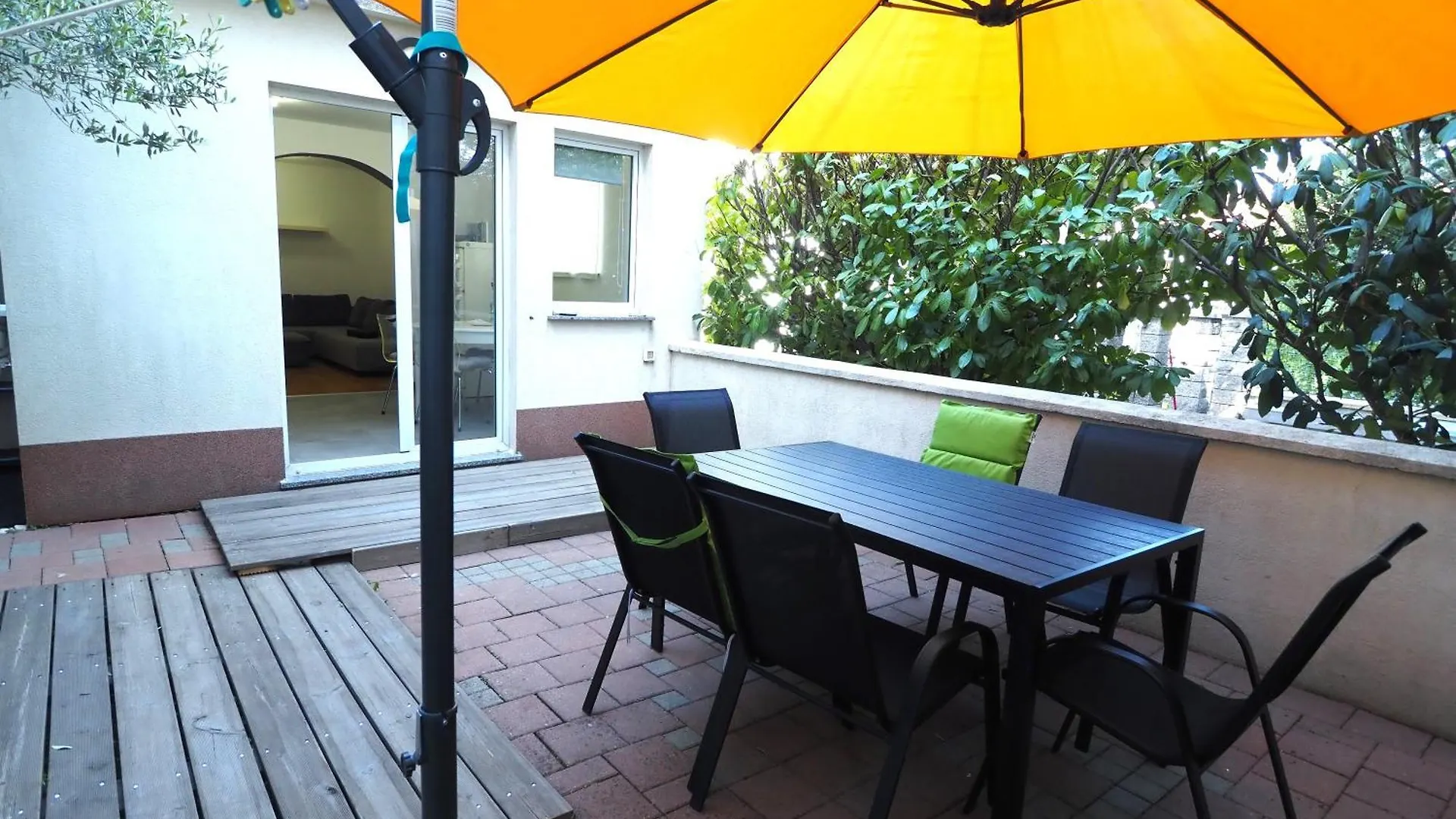 Apartment With Garden In Барбарига